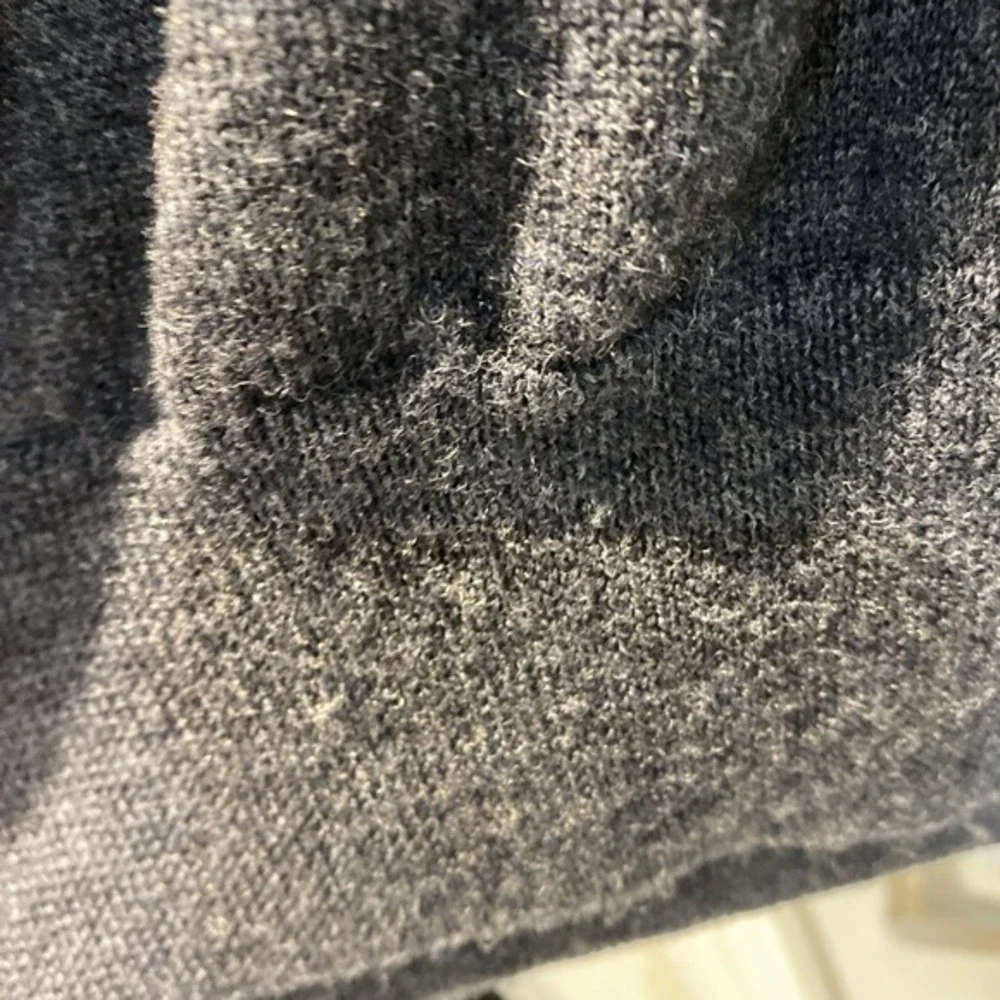 Express dark gray merino wool v-neck long sleeve sweater - medium            812